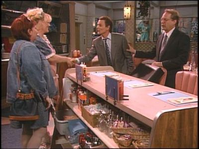 Roseanne Barr, Bonnie Bramlett, Michael Des Barres, and Martin Mull in Roseanne (1988)