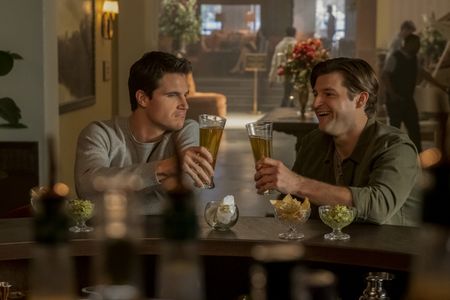 Robbie Amell and Kevin Bigley in Upload (2020)