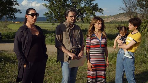 Penélope Cruz, Rossy de Palma, Israel Elejalde, and Milena Smit in Parallel Mothers (2021)