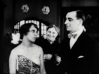 Curt Goetz, Margarete Kupfer, and Ossi Oswalda in I Don't Want to Be a Man (1918)