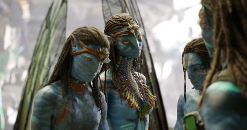 Zoe Saldana, Britain Dalton, and Jamie Flatters in Avatar: The Way of Water (2022)