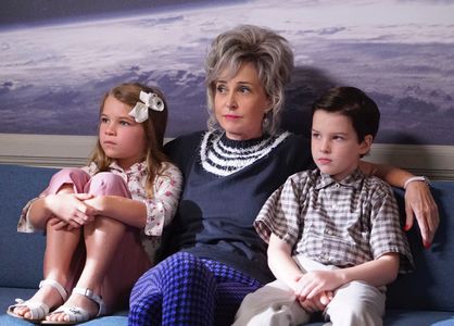 Annie Potts, Raegan Revord, and Iain Armitage in Young Sheldon (2017)