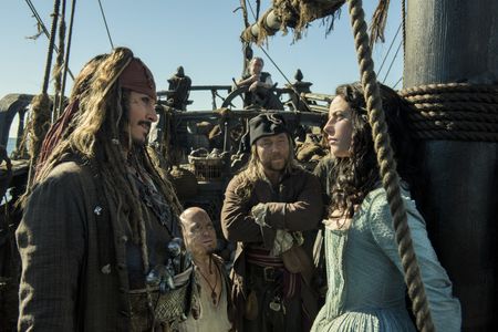 Johnny Depp, Stephen Graham, Martin Klebba, Kevin McNally, and Kaya Scodelario in Pirates of the Caribbean: Dead Men Tel