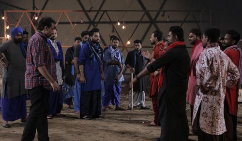 Vikram Dhillon directing the cast on the sets of Photo Jatt Di (2018)