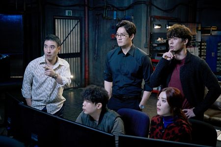 Yoo Ji-tae, Hyun Bin, Sung-Woo Bae, Jin-Ah Im, and Se-ha Ahn in The Swindlers (2017)