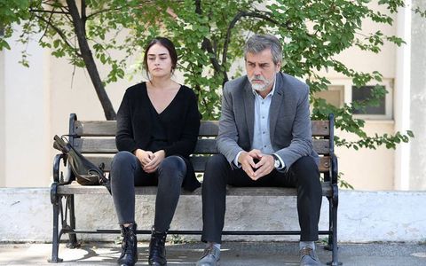 Serhat Tutumluer and Esra Bilgiç in Bir Umut Yeter (2018)