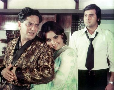 Vinod Khanna, Shreeram Lagoo, and Vidya Sinha in Inkaar (1977)