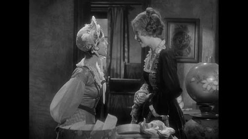 Betty Ross Clarke and Sidney Fox in Murders in the Rue Morgue (1932)
