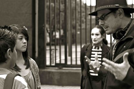 Carlos Cuarón with César Kancino and Daniela Arce on the set of Besos de azúcar
