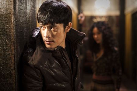 Lee Byung-hun and In-seo Kim in I Saw the Devil (2010)