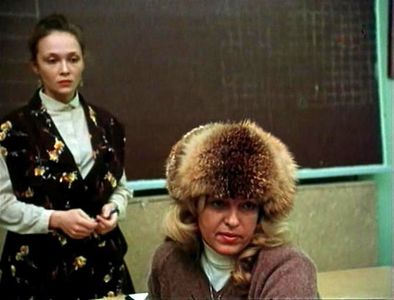 Nina Kolchina-Bun and Tatyana Mitrushina in Dama s popugaem (1988)
