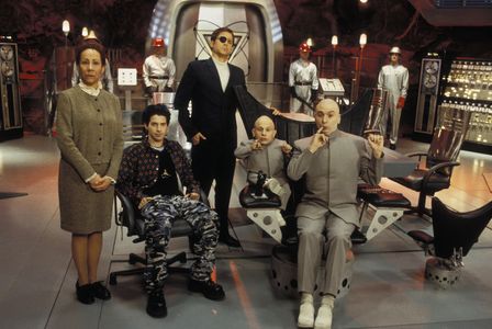 Mike Myers, Rob Lowe, Seth Green, Mindy Sterling, and Verne Troyer in Austin Powers: The Spy Who Shagged Me (1999)