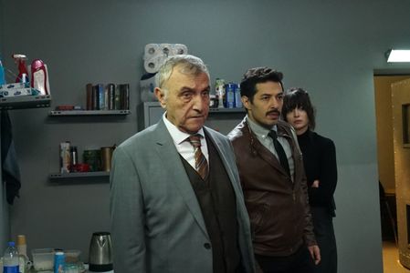 Mustafa Alabora, Mert Firat, and Melisa Pamuk in Kilit (2021)