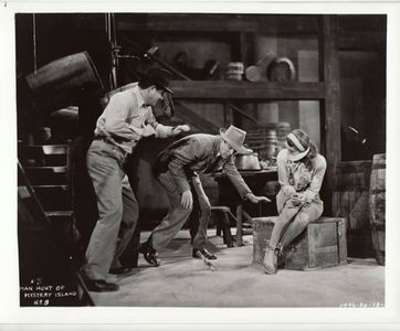 Richard Bailey, Fred Graham, and Linda Stirling in Manhunt of Mystery Island (1945)