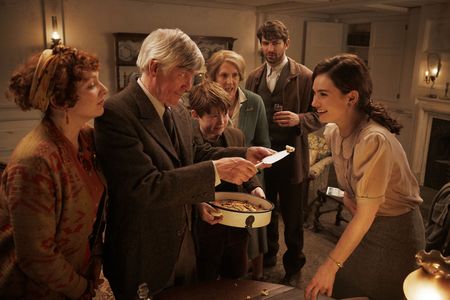 Tom Courtenay, Michiel Huisman, Penelope Wilton, Katherine Parkinson, Lily James, and Kit Connor in The Guernsey Literar