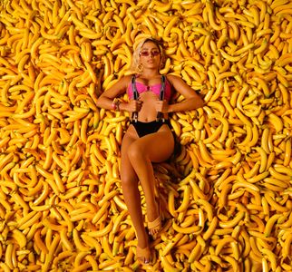 Anitta in Anitta feat. Becky G: Banana (2019)