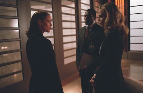 Jennifer Garner, Melissa George, and Carl Lumbly in Alias (2001)