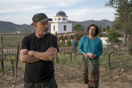 Rubén Blades and Marlene Forte in Fear the Walking Dead (2015)
