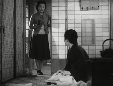 Chôko Iida and Mieko Takamine in The Brothers and Sisters of the Toda Family (1941)