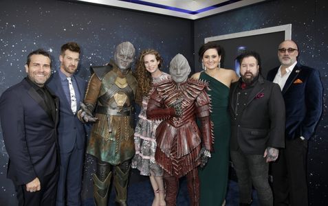 Clare McConnell poses at the Star Trek: Discovery Premiere alongside James McKinnon, Kenneth Mitchell, Mary Chieffo, Gle