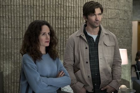 Michiel Huisman and Elizabeth Reaser in The Haunting of Hill House (2018)