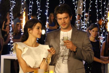 Beren Saat and Kivanç Tatlitug in Forbidden Love (2008)