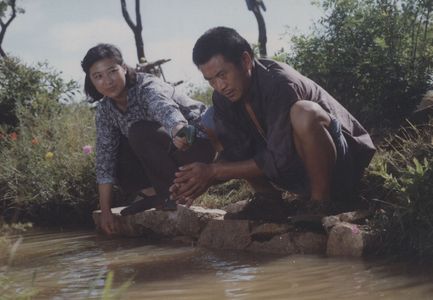 Fuli Wang and Qinggang Liang in Zan men de niu bai sui (1983)