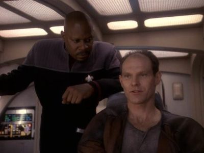 Avery Brooks and Ken Marshall in Star Trek: Deep Space Nine (1993)