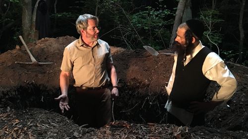 Matthew Broderick and Géza Röhrig in To Dust (2018)