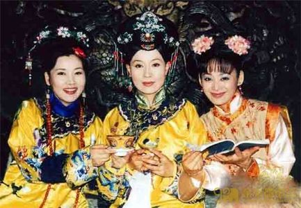 Saifei He, Jing Ning, and Qianqian Wu in Xiao Zhuang Mi Shi (2002)