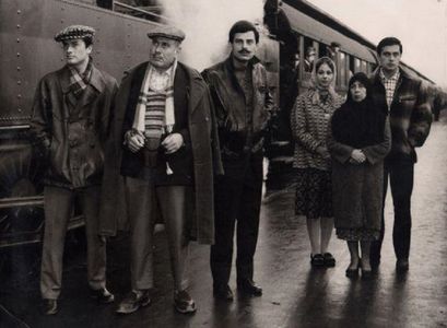 Cüneyt Arkin, Mümtaz Ener, Tanju Gürsu, Pervin Par, Muadelet Tibet, and Özden Çelik in Birds of Exile (1964)