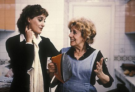 María Isbert and Ana Marzoa in Anillos de oro (1983)