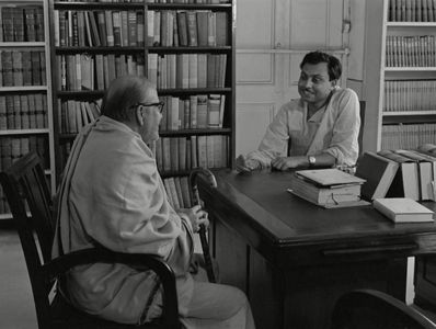 Haren Chatterjee and Shyamal Ghoshal in The Big City (1963)