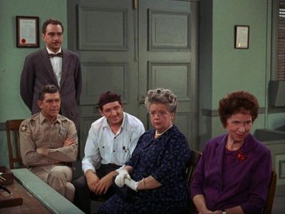 Frances Bavier, Jack Dodson, Andy Griffith, George Lindsey, and Hope Summers in The Andy Griffith Show (1960)