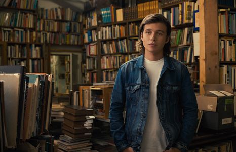 Nick Robinson in Everything, Everything (2017)