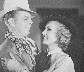 June Gale and Hoot Gibson in Rainbow's End (1935)