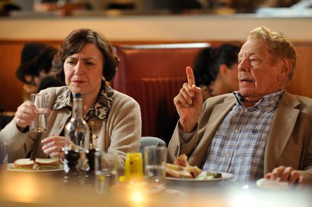 Jerry Stiller and Beverley Klein in Swinging with the Finkels (2011)