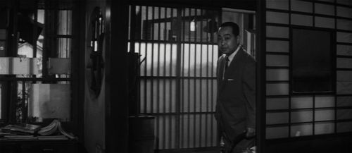 Daisuke Katô in When a Woman Ascends the Stairs (1960)