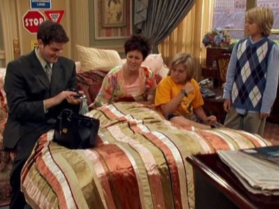 Kim Rhodes, Cole Sprouse, Dylan Sprouse, and David Blue in The Suite Life of Zack & Cody (2005)