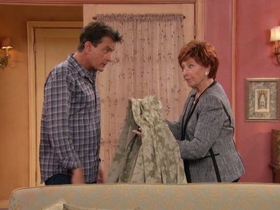 Charlie Sheen and Marion Ross in Anger Management (2012)