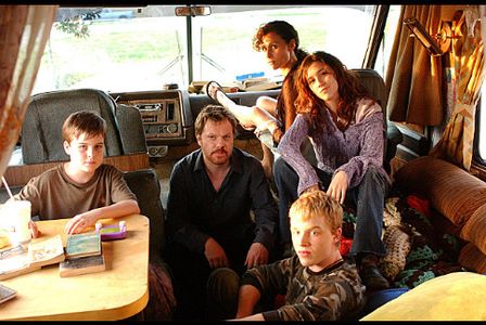 Minnie Driver, Noel Fisher, Eddie Izzard, Shannon Woodward, and Aidan Mitchell in The Riches (2007)
