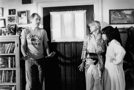 John Lithgow, Melinda Dillon, Margaret Langrick, and Joshua Rudoy in Harry and the Hendersons (1987)