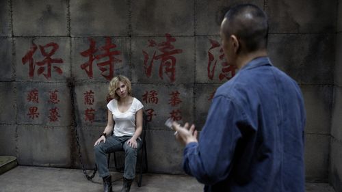 Scarlett Johansson and Hao-Hsiang Hsu in Lucy (2014)