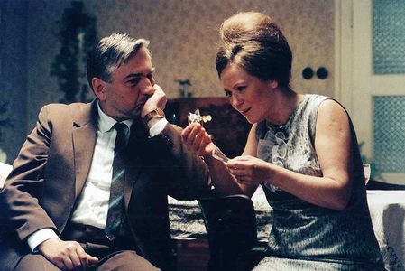 Miroslav Donutil and Simona Stasová in Cosy Dens (1999)