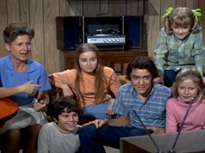 Eve Plumb, Susan Olsen, Ann B. Davis, Christopher Knight, Maureen McCormick, and Barry Williams in The Brady Bunch (1969