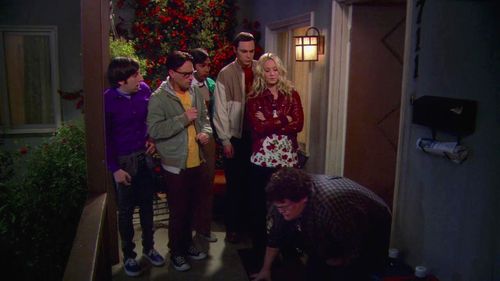 Kaley Cuoco, Johnny Galecki, Simon Helberg, Jim Parsons, Kunal Nayyar, and Chris Reed in The Big Bang Theory (2007)
