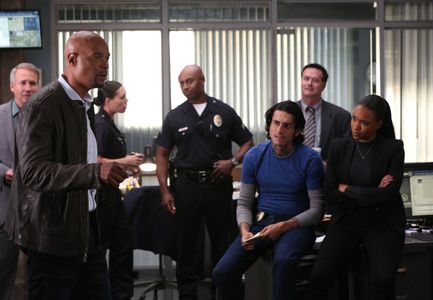 Damon Wayans, Frank Mercuri, Richard Cabral, and Michelle Mitchenor in Lethal Weapon (2016)