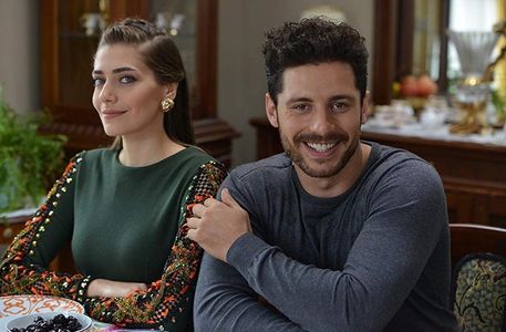 Öznur Serçeler and Ali Yagci in Daydreamer (2018)