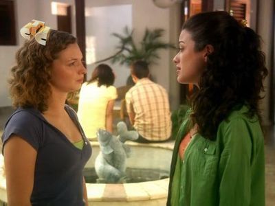 Katie Volding and Kathleen Mealia in Au Pair 3: Adventure in Paradise (2009)