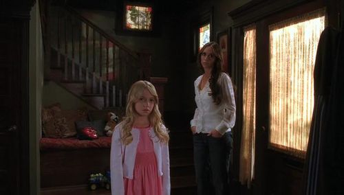 Jennifer Love Hewitt and Madison Leisle in Ghost Whisperer (2005)
